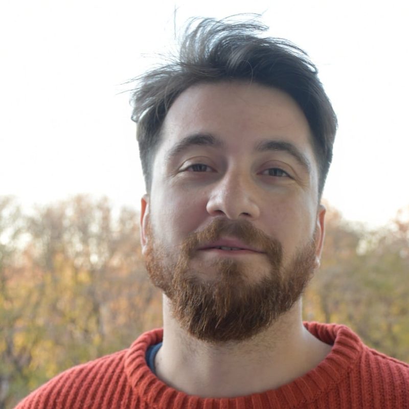 Stefano Antonucci con un maglione arancione